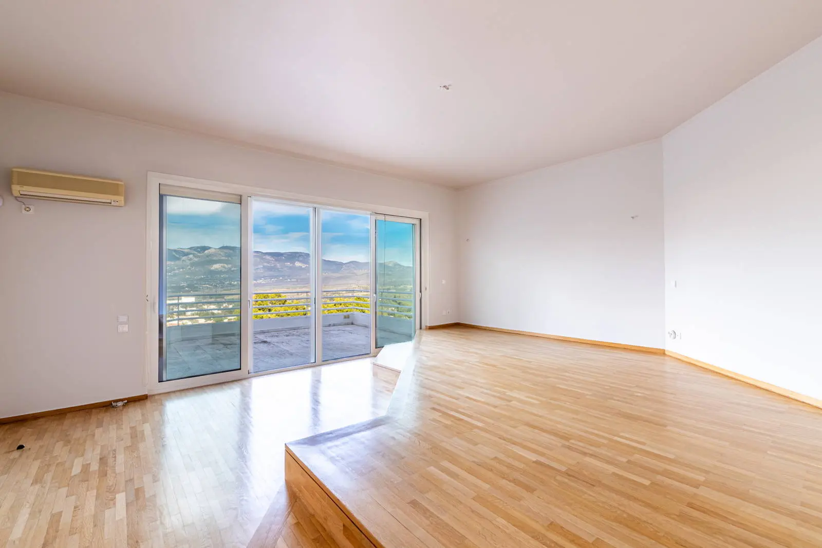 bh-a9ccfebaa358 Detached house of 645 sq.m. with unobstructed views