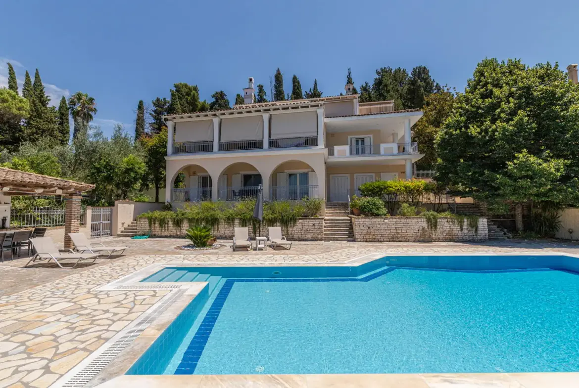 Distinguished residence with pool in Corfu suburbs