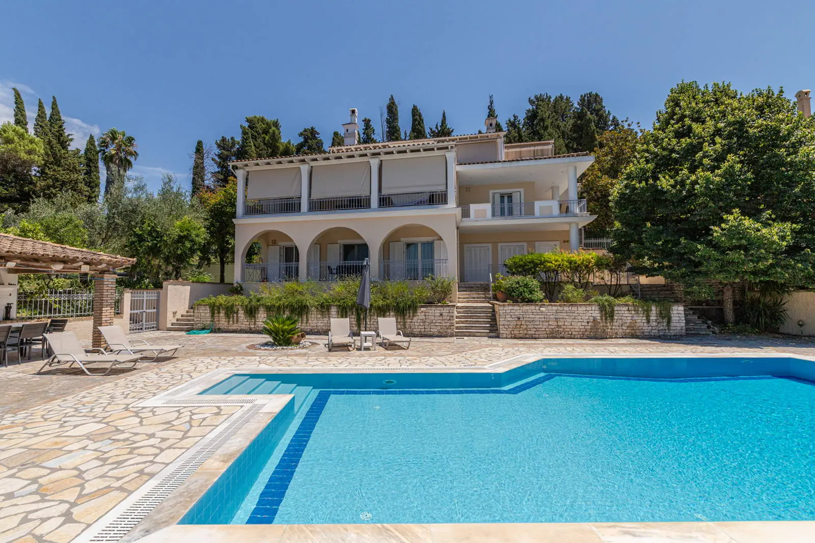 Distinguished residence with pool in Corfu suburbs