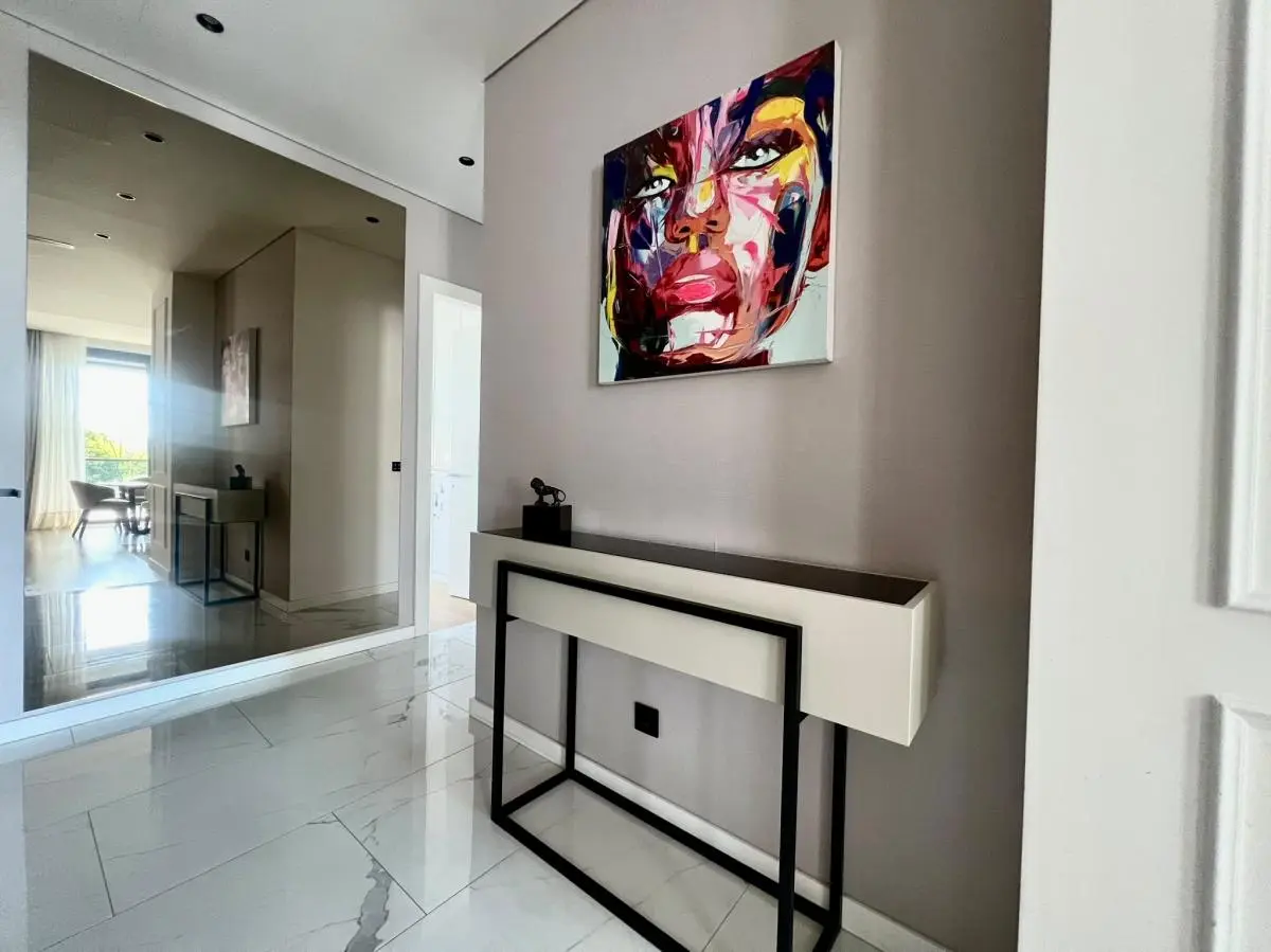 Family apartment with 2 garage parking spaces and a storage room
