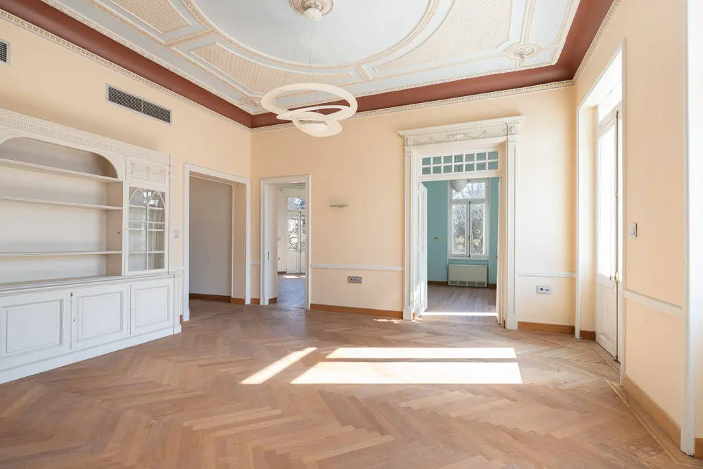 Timeless 1,070 sq.m. mansion