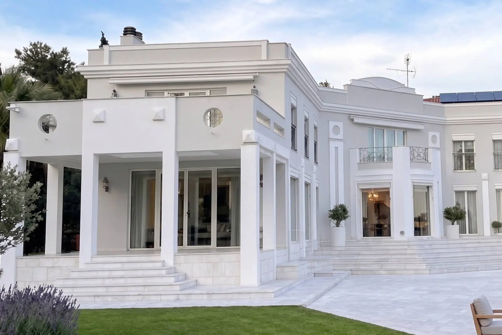 bh-b24542239cb2 Iconic 660 sq.m. villa on a private 4,500 sq.m. estate in Panorama