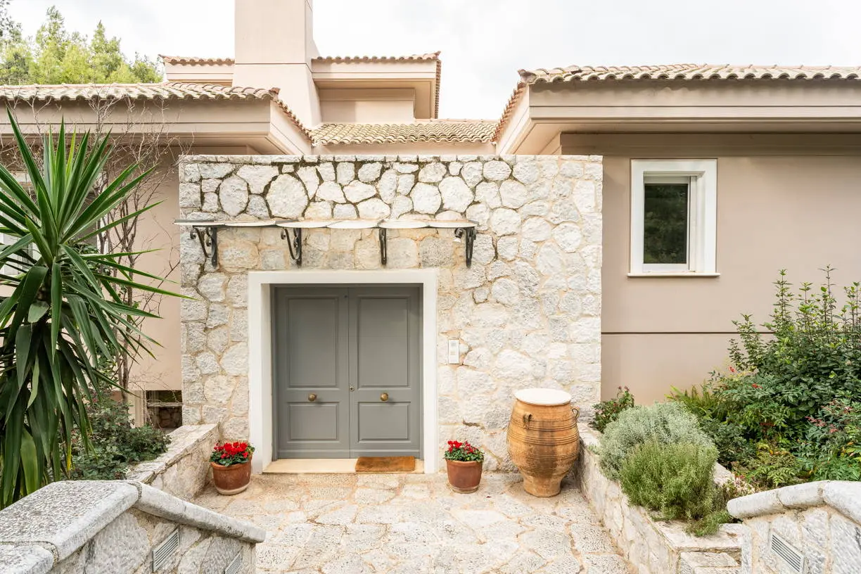 High-end detached residence set on a 1,200 sq.m. plot