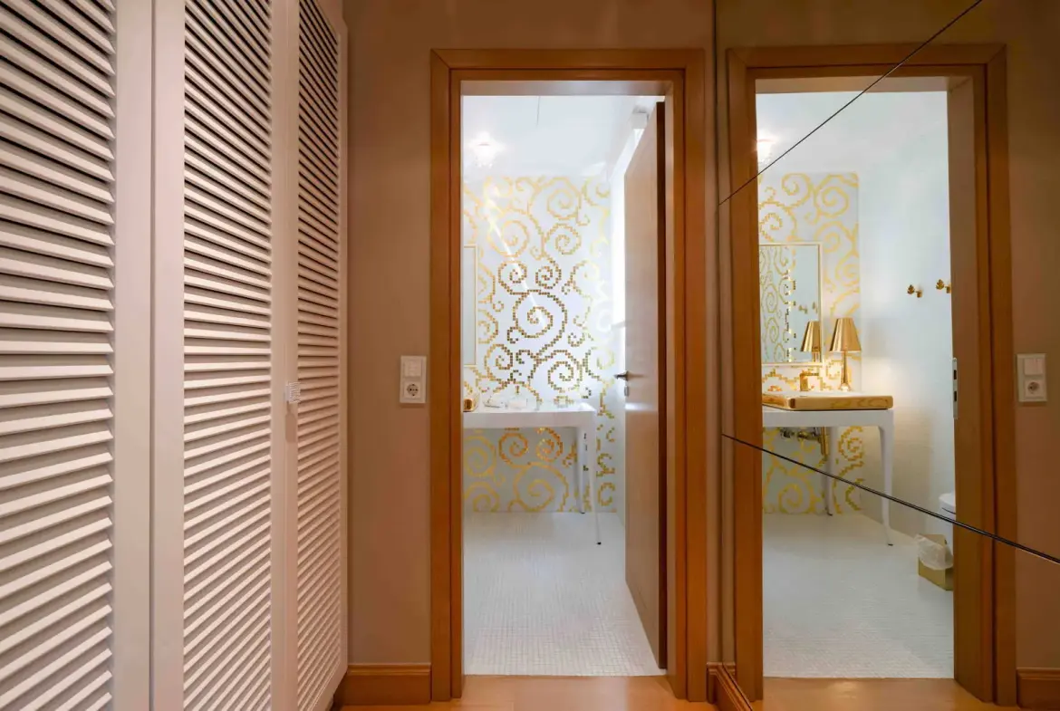 Detached residence of 666 sq.m. with garden and heated pool