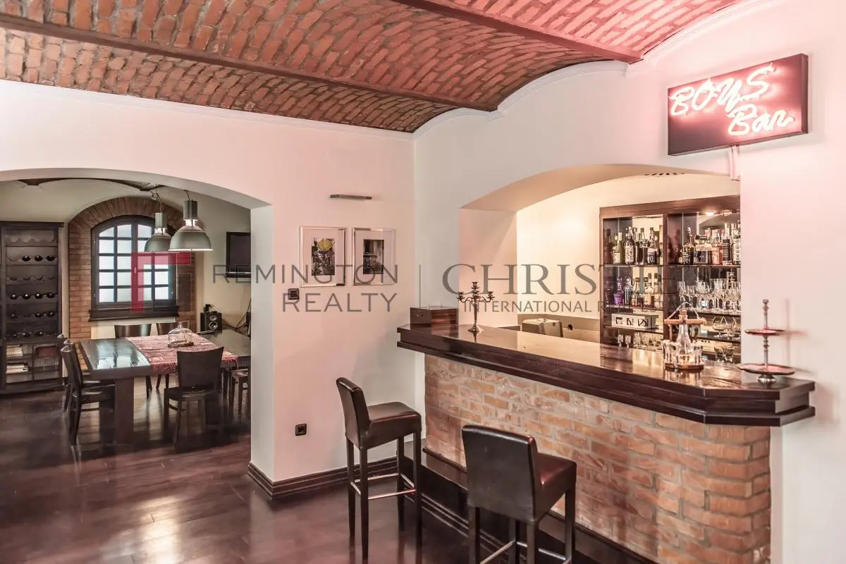 bh-b7588cc36395 Distinguished City Villa in the Heart of the Urban Core