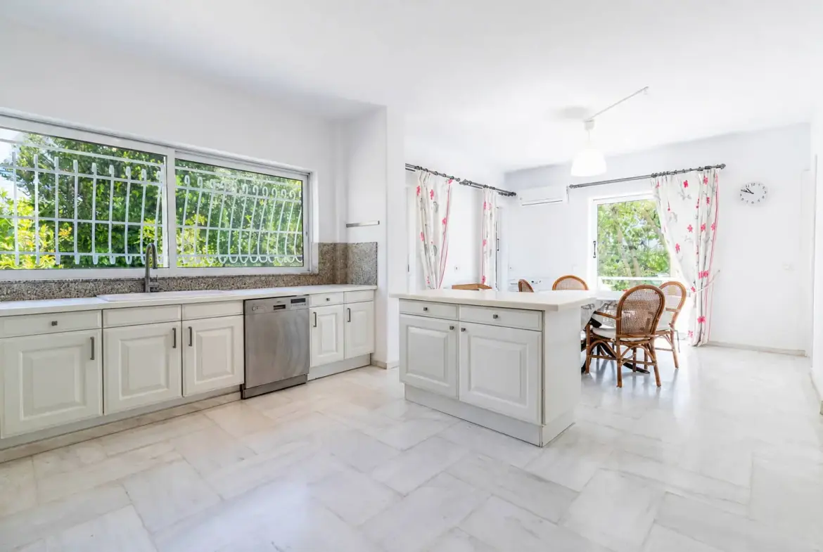Front sea view villa with private pool in Lagonisi