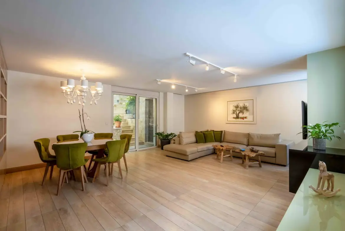 Detached residence of 666 sq.m. with garden and heated pool