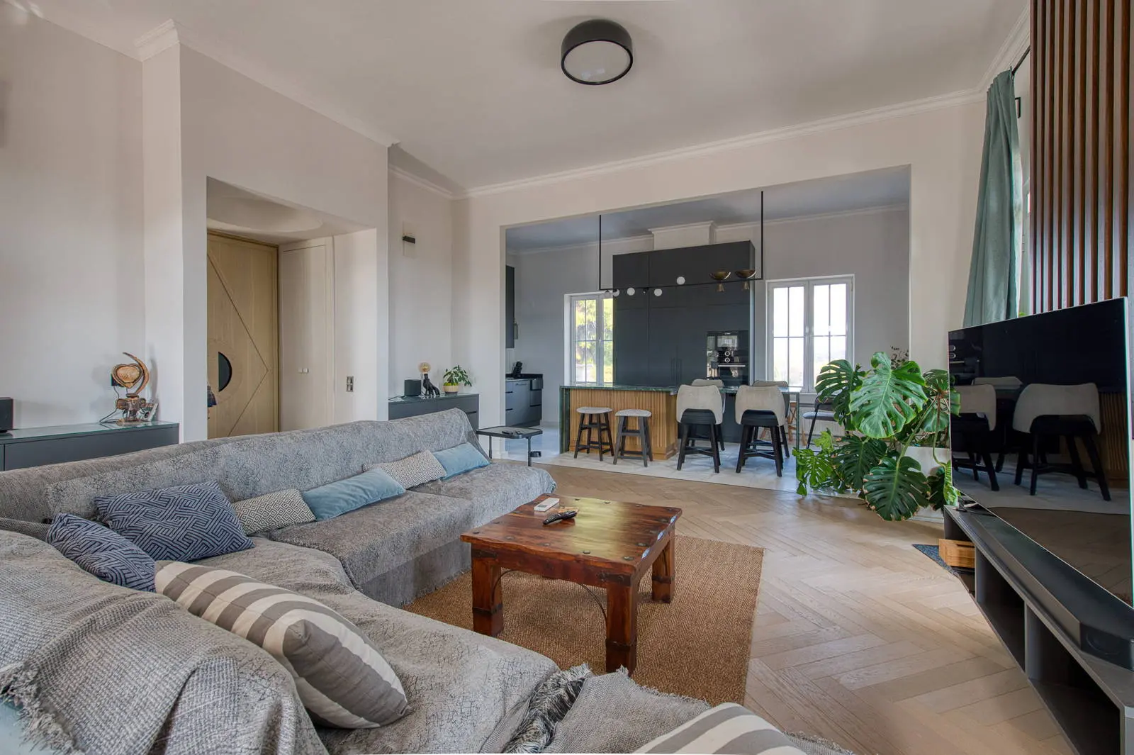 Investment villa with panoramic views and an indoor pool