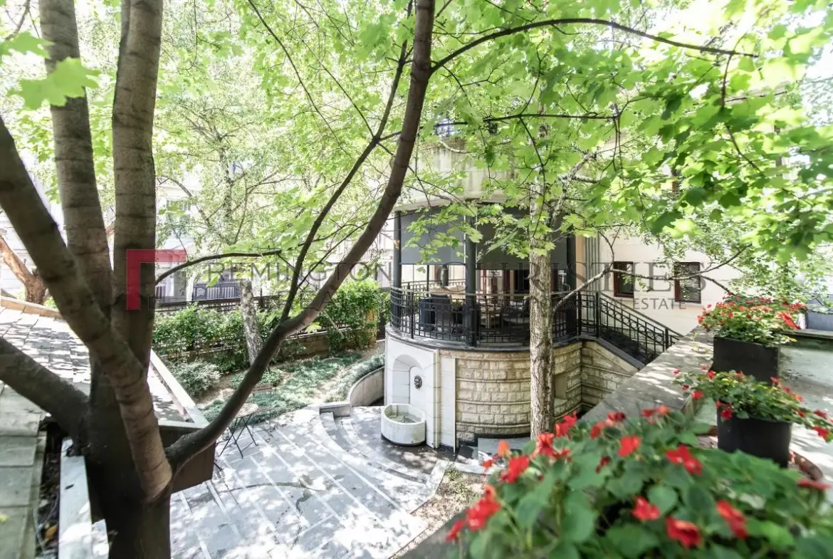 Distinguished City Villa in the Heart of the Urban Core