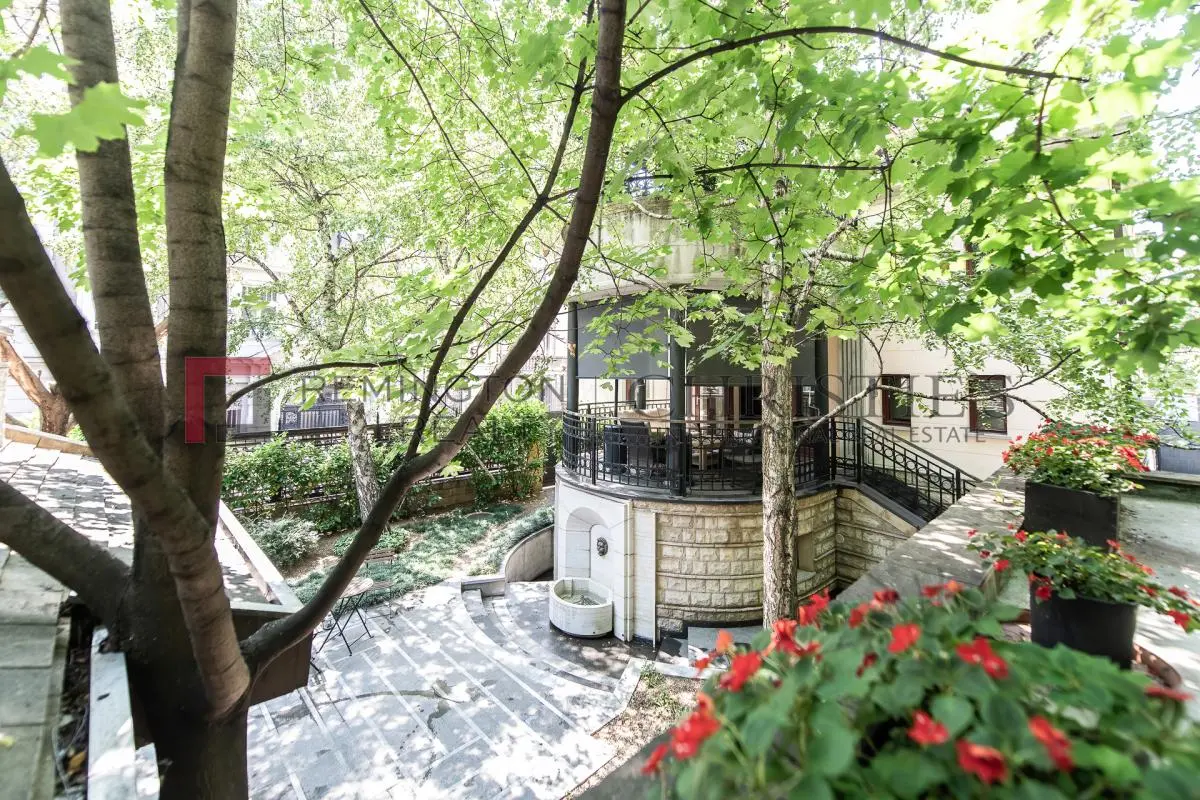bh-bd841013e0b4 Distinguished City Villa in the Heart of the Urban Core