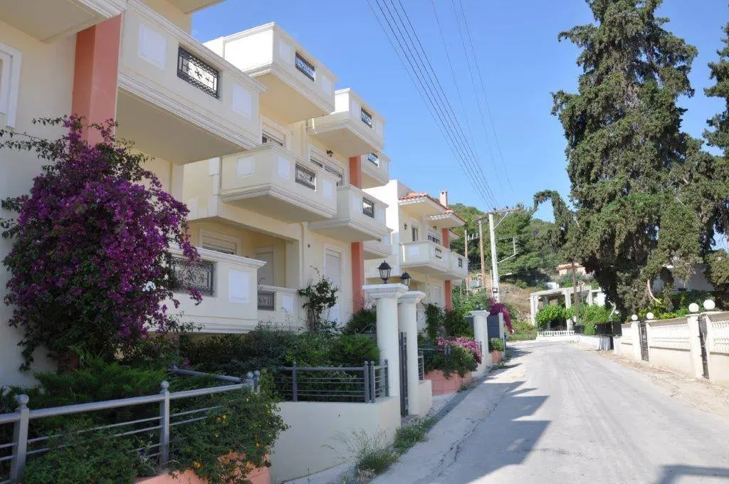 Complex of 13 luxury maisonettes in Kato Almiri, Corinthia
