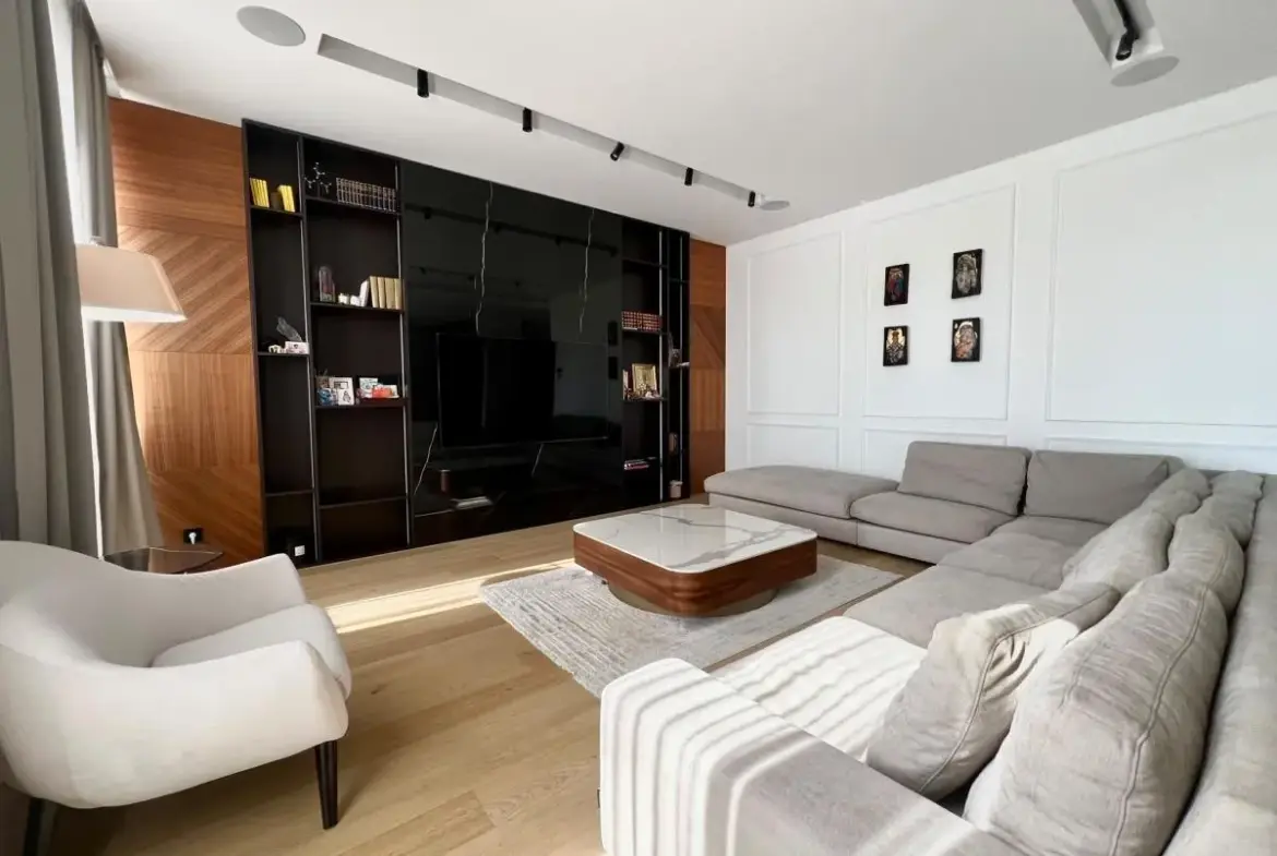 Family apartment with 2 garage parking spaces and a storage room