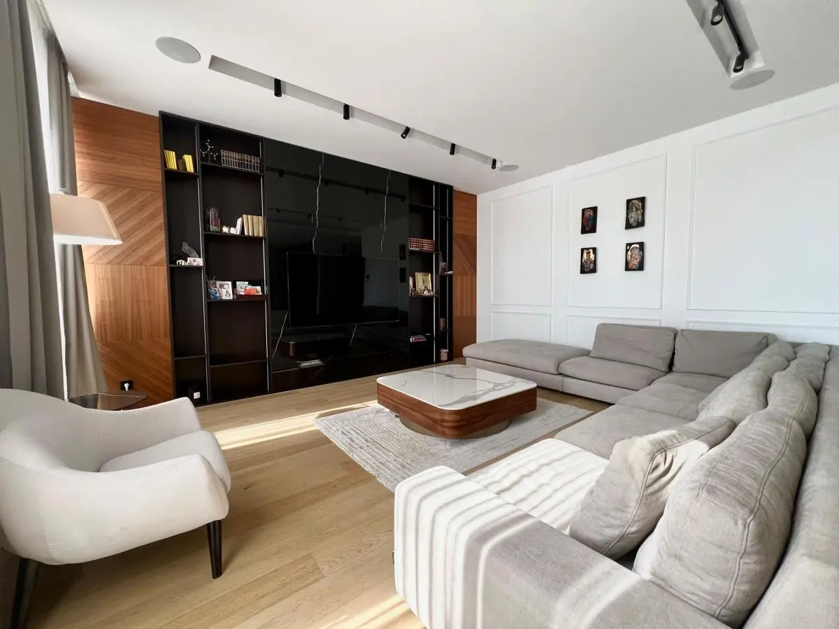Family apartment with 2 garage parking spaces and a storage room