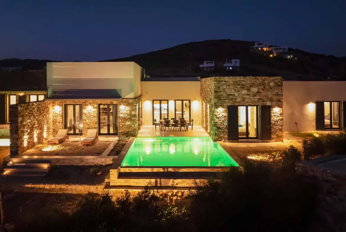 Antiparos exclusive villa with 5 private suites