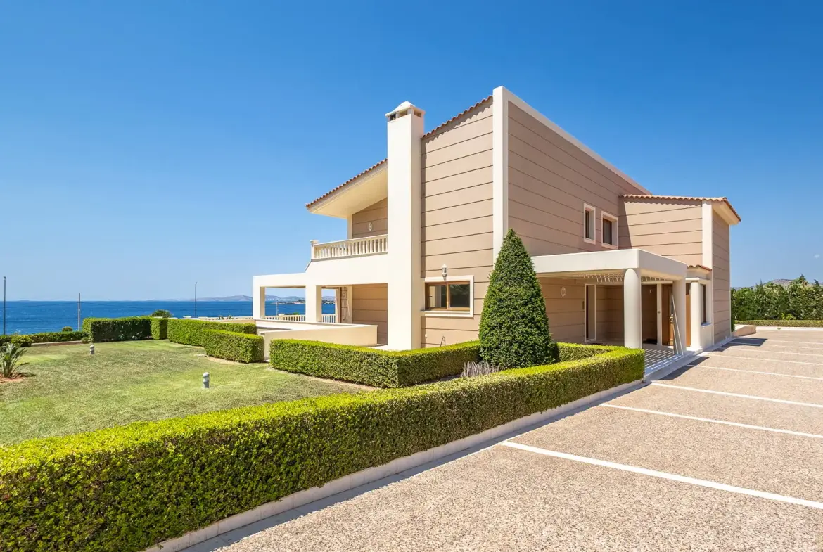 Exquisite 950sq.m. coastal villa with panoramic sea views in Saronida