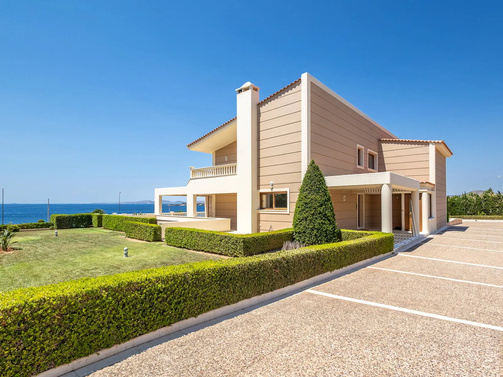 Exquisite 950sq.m. coastal villa with panoramic sea views in Saronida
