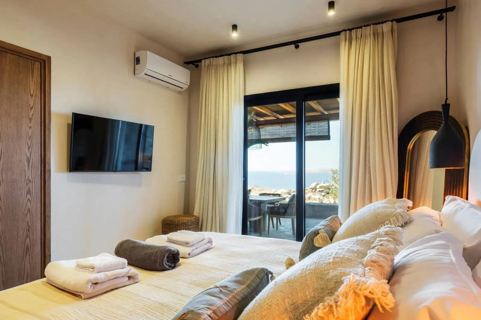 Aesthetic villa with panoramic sea views and infinity pool in Mykonos