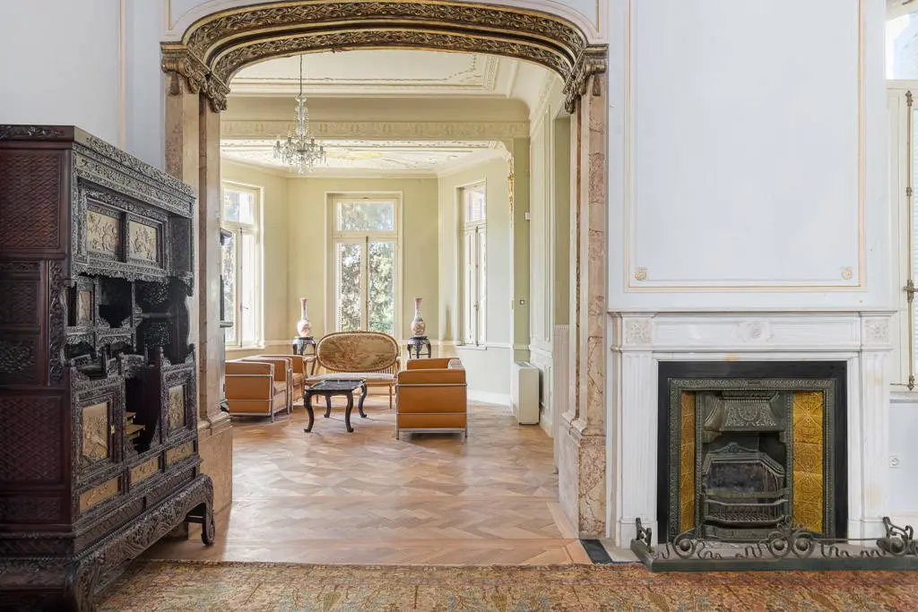 Timeless 1,070 sq.m. mansion