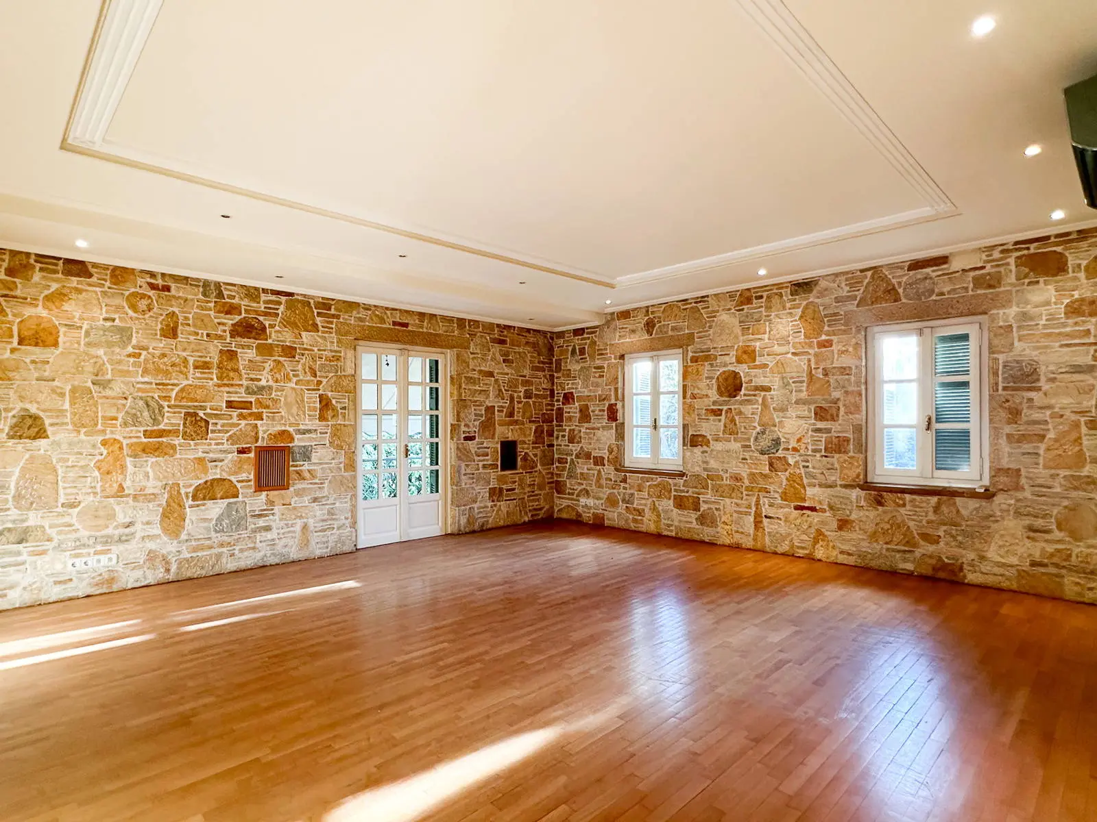 Stylish mansion comprising two residences & a large swimming pool in Nea Erythraia
