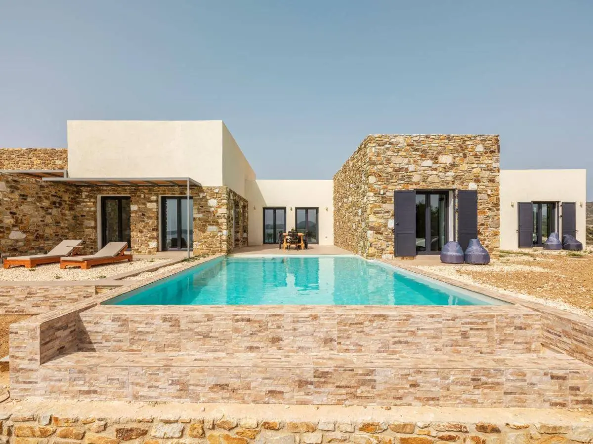 Antiparos exclusive villa with 5 private suites