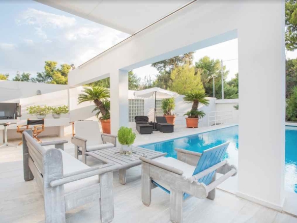 Timeless detached residence just a 5-minute walk from Vouliagmeni beach