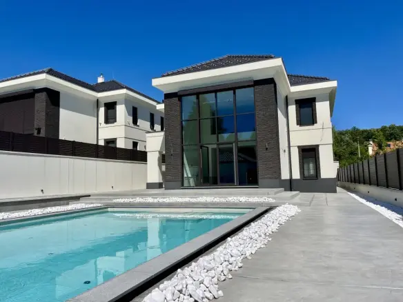 Modern Villa with a Swimming Pool in Avala
