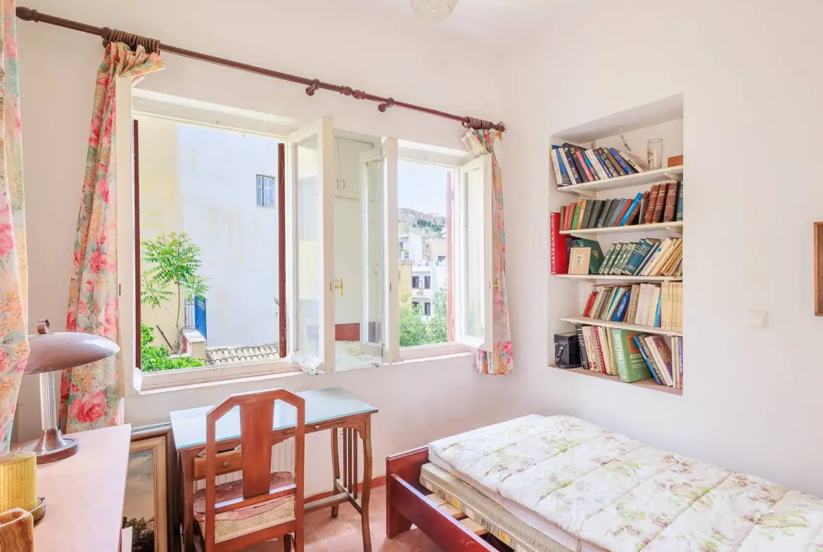 Historic detached house in Plaka with large courtyard
