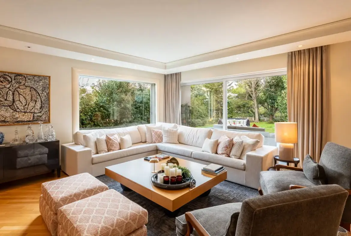 High-end detached residence set on a 1,200 sq.m. plot