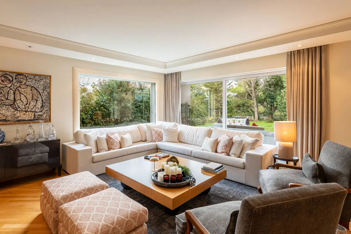 High-end detached residence set on a 1,200 sq.m. plot