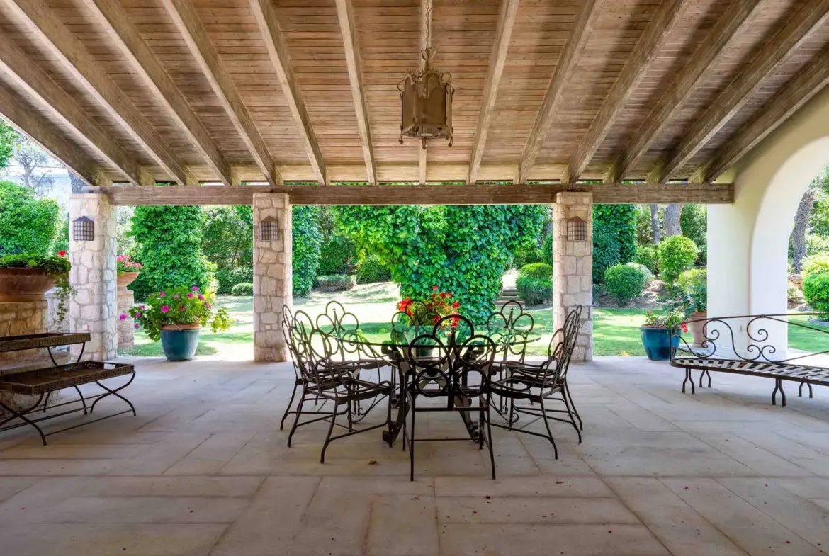 Elegant and timeless villa in Ekali