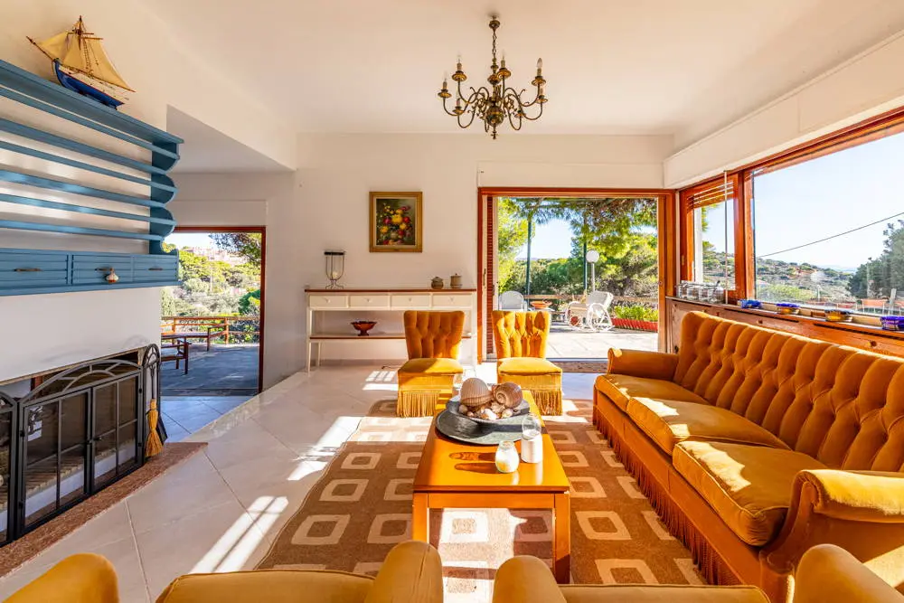 Vintage villa with sea view and large plot in Sounio