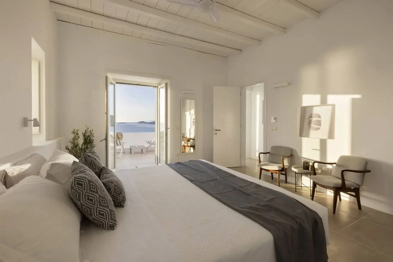 Luxury villa with dual residences and direct beach access in Antiparos
