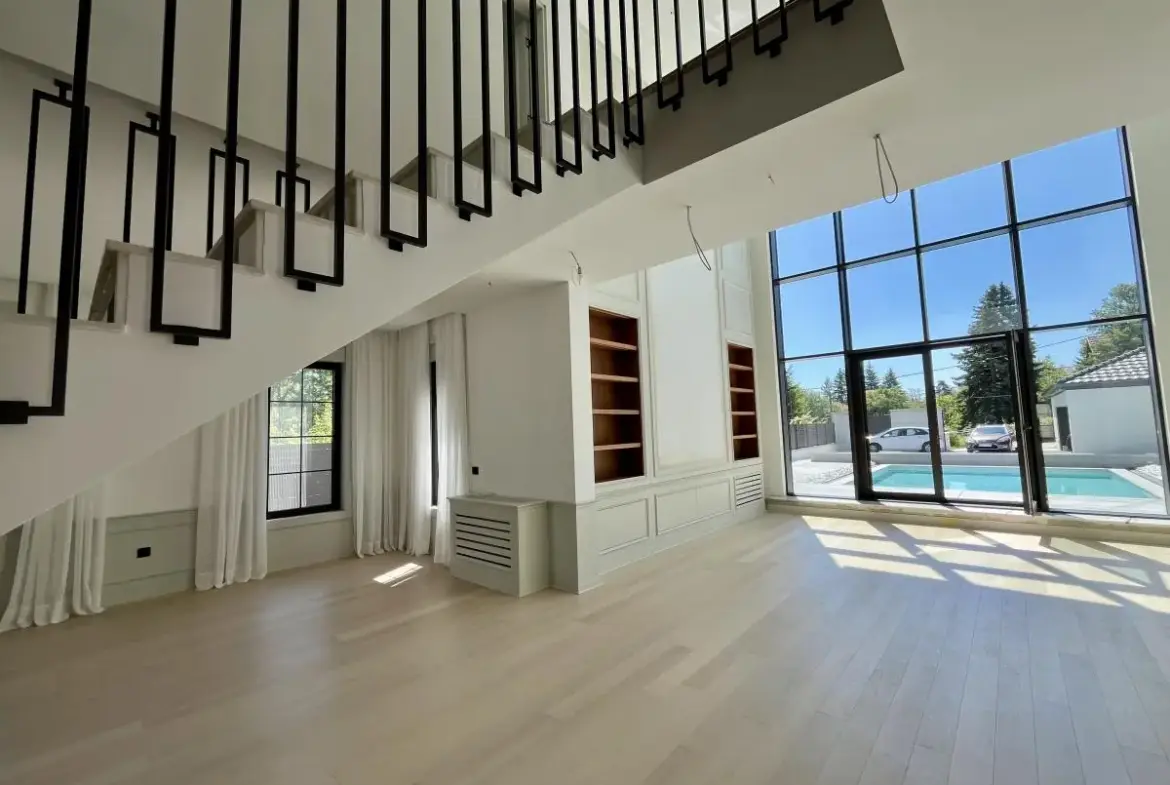 Modern Villa with a Swimming Pool in Avala