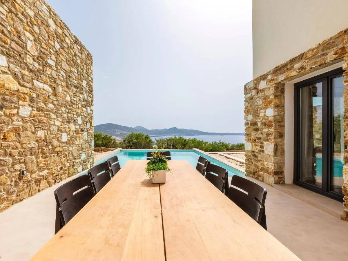 Antiparos exclusive villa with 5 private suites