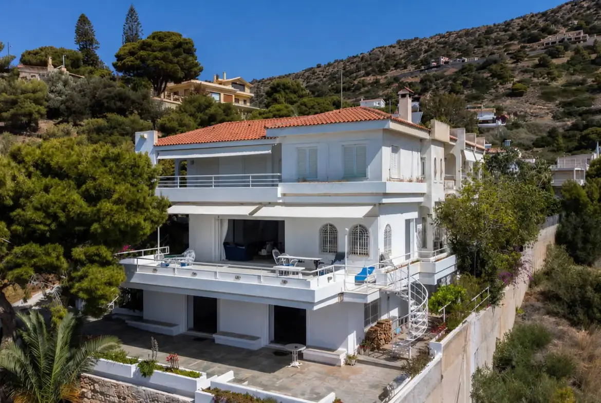 Front sea view villa with private pool in Lagonisi
