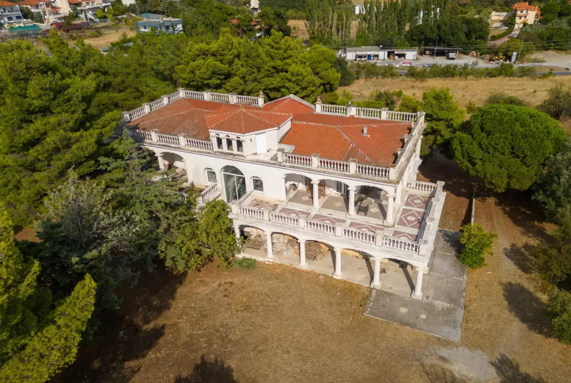 Investment villa with panoramic views and an indoor pool