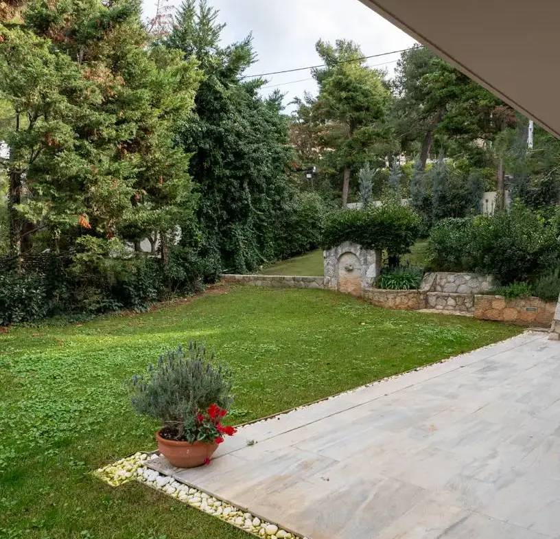 High-end detached residence set on a 1,200 sq.m. plot