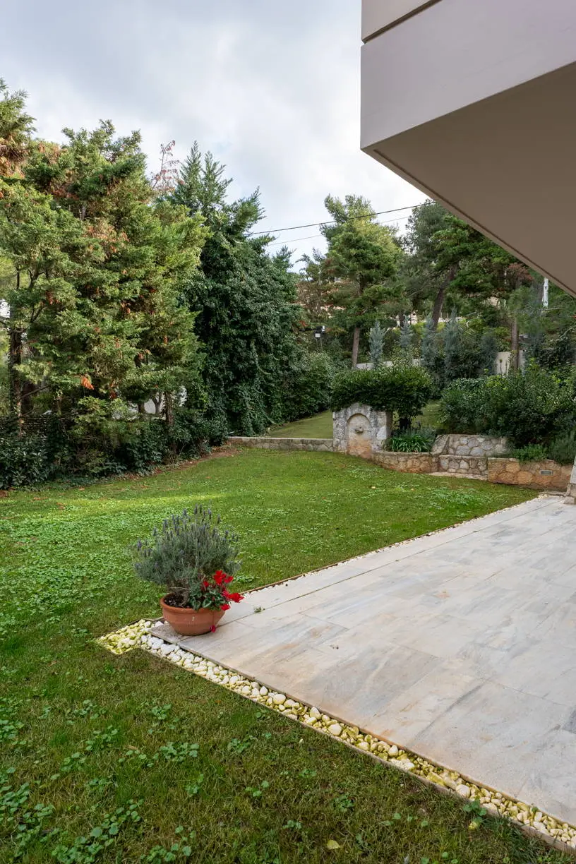 High-end detached residence set on a 1,200 sq.m. plot