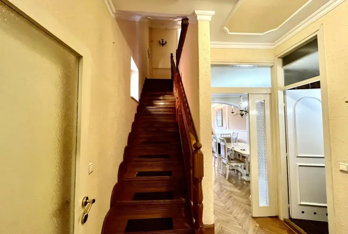 Spacious apartment in Voždovac with 5 bedrooms and a private courtyard