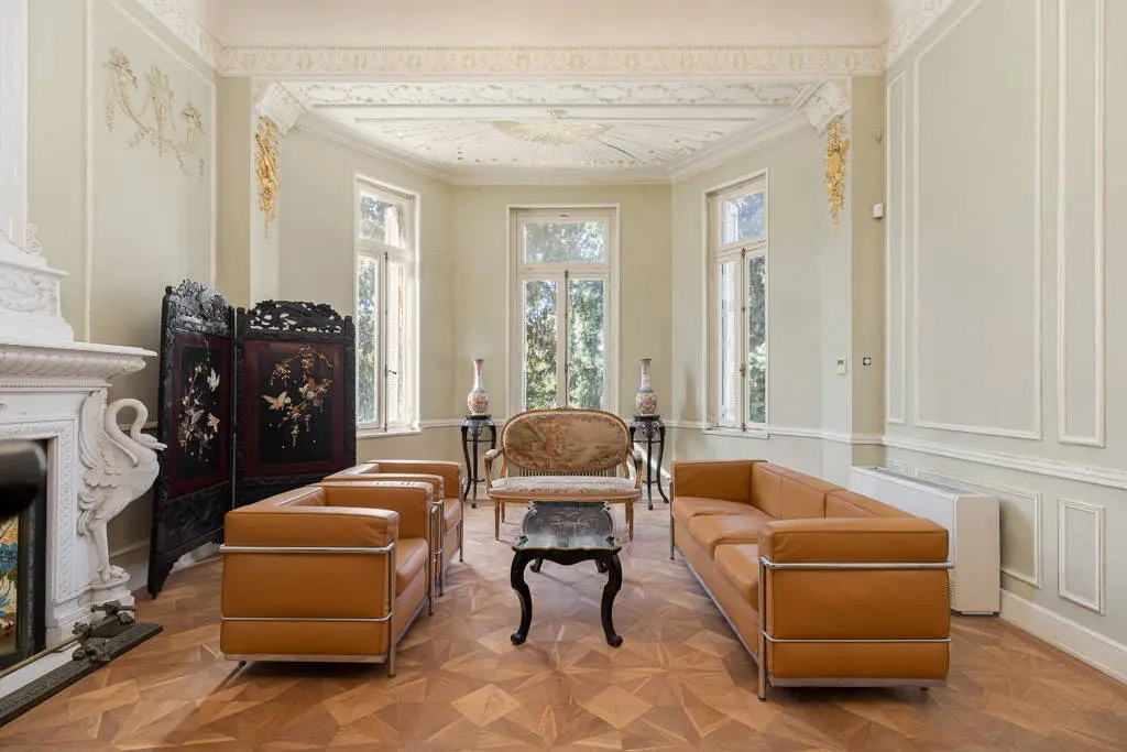 Timeless 1,070 sq.m. mansion