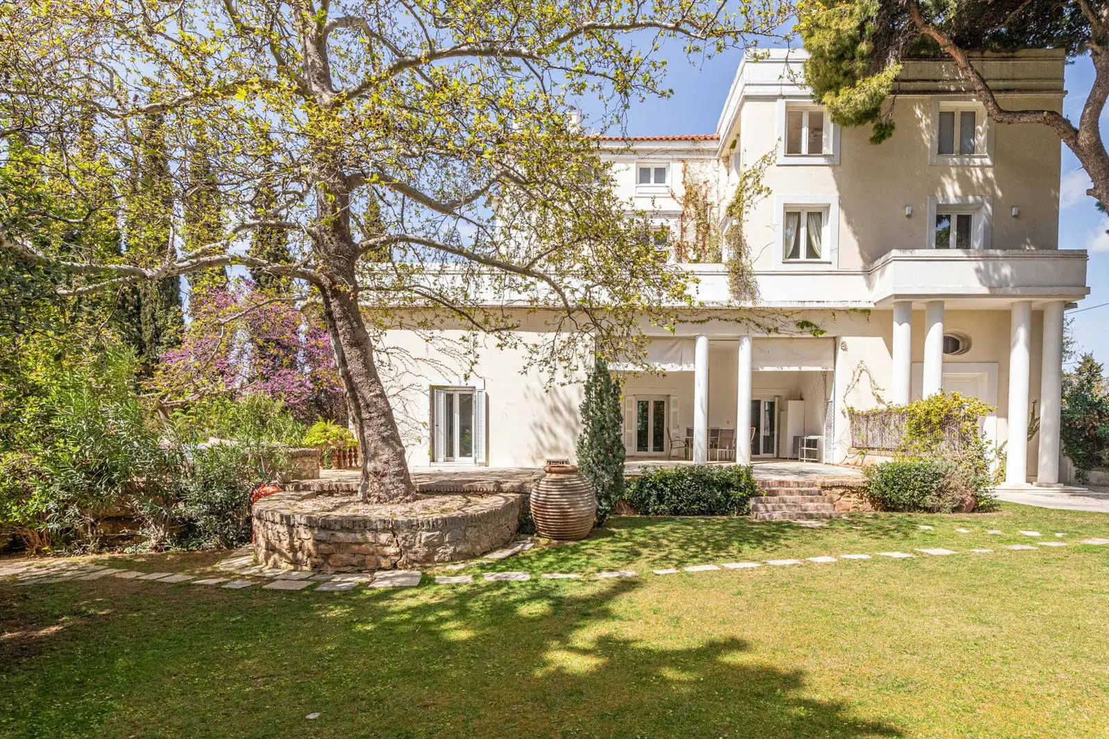 bh-dd6a73c4b20a Historic mansion on a 2,260 sq.m. plot