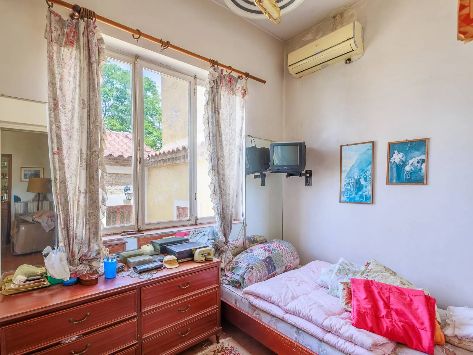 Historic detached house in Plaka with large courtyard