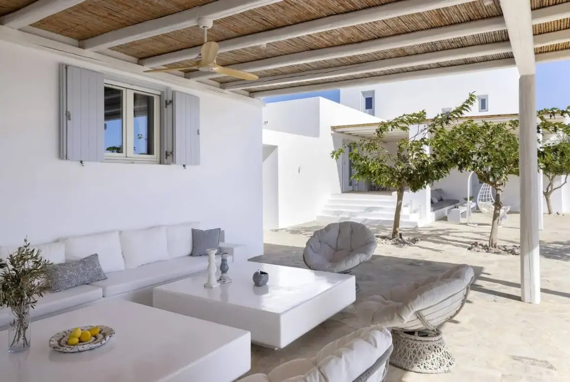 Luxury villa with dual residences and direct beach access in Antiparos