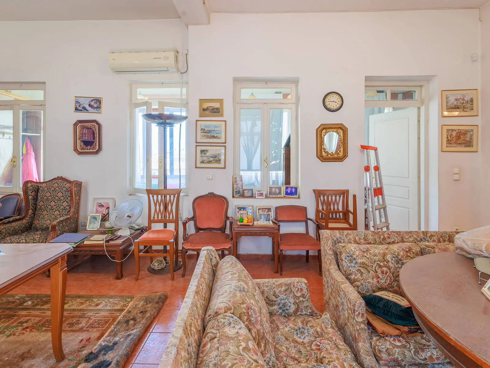 Historic detached house in Plaka with large courtyard