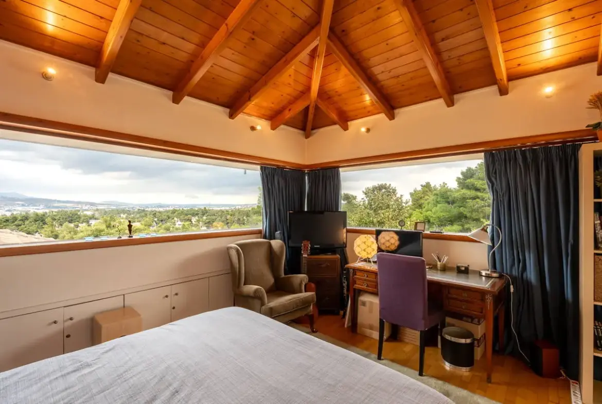 High-end detached residence set on a 1,200 sq.m. plot