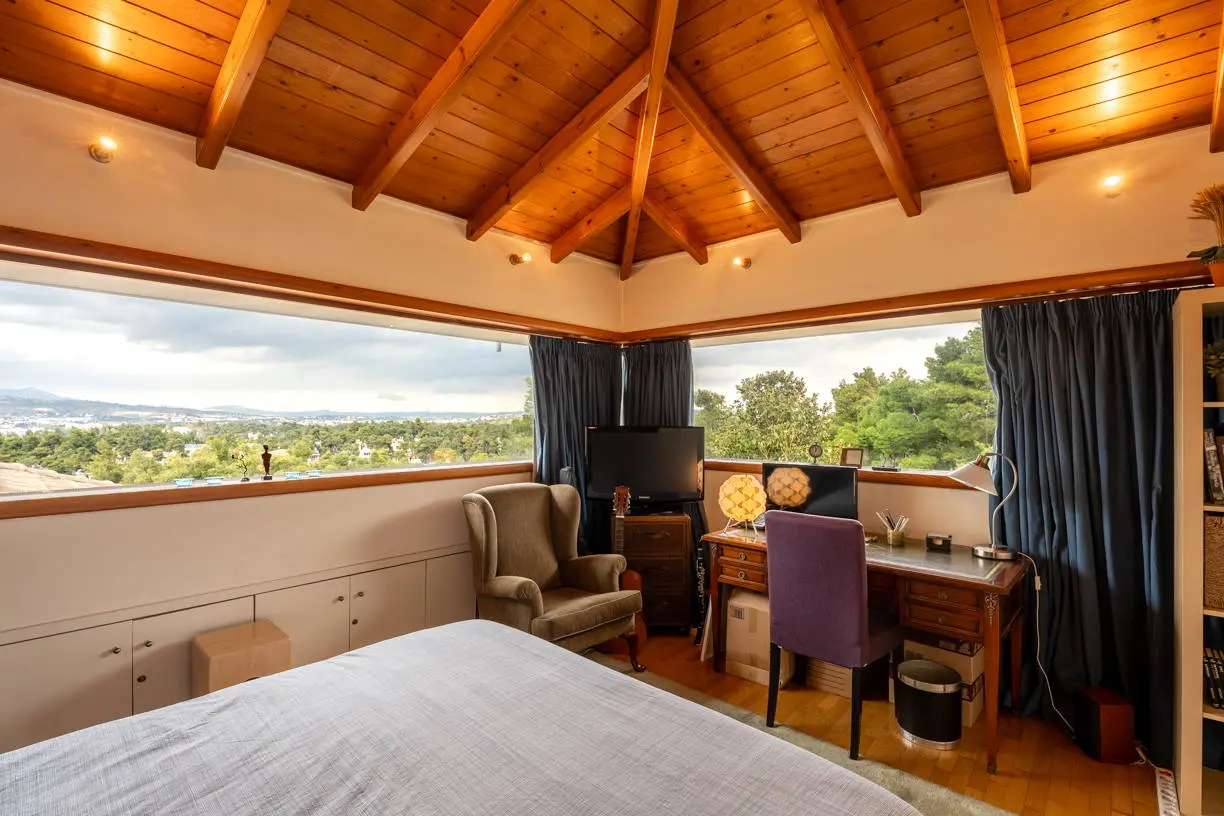 High-end detached residence set on a 1,200 sq.m. plot