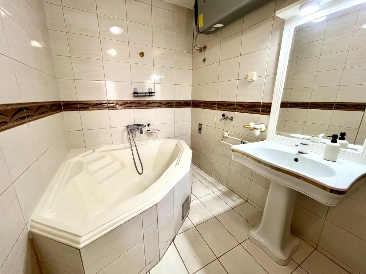 bh-e53d208ce8a4 Spacious apartment in Voždovac with 5 bedrooms and a private courtyard