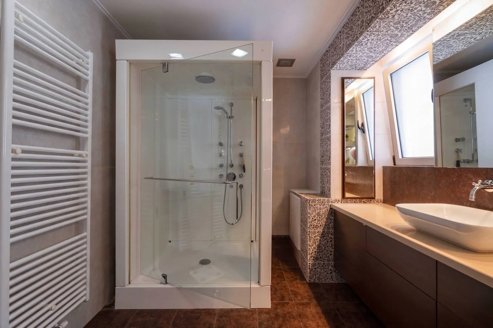 bh-e5da3ecebba5 Prestigious 4-storey detached house