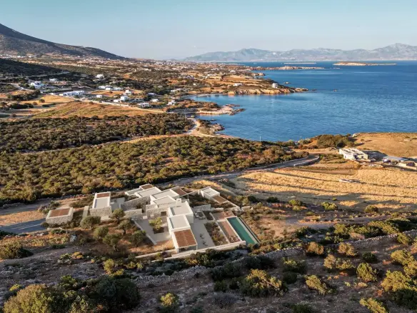 Contemporary seafront 4-bedroom villa in Tripiti, Paros