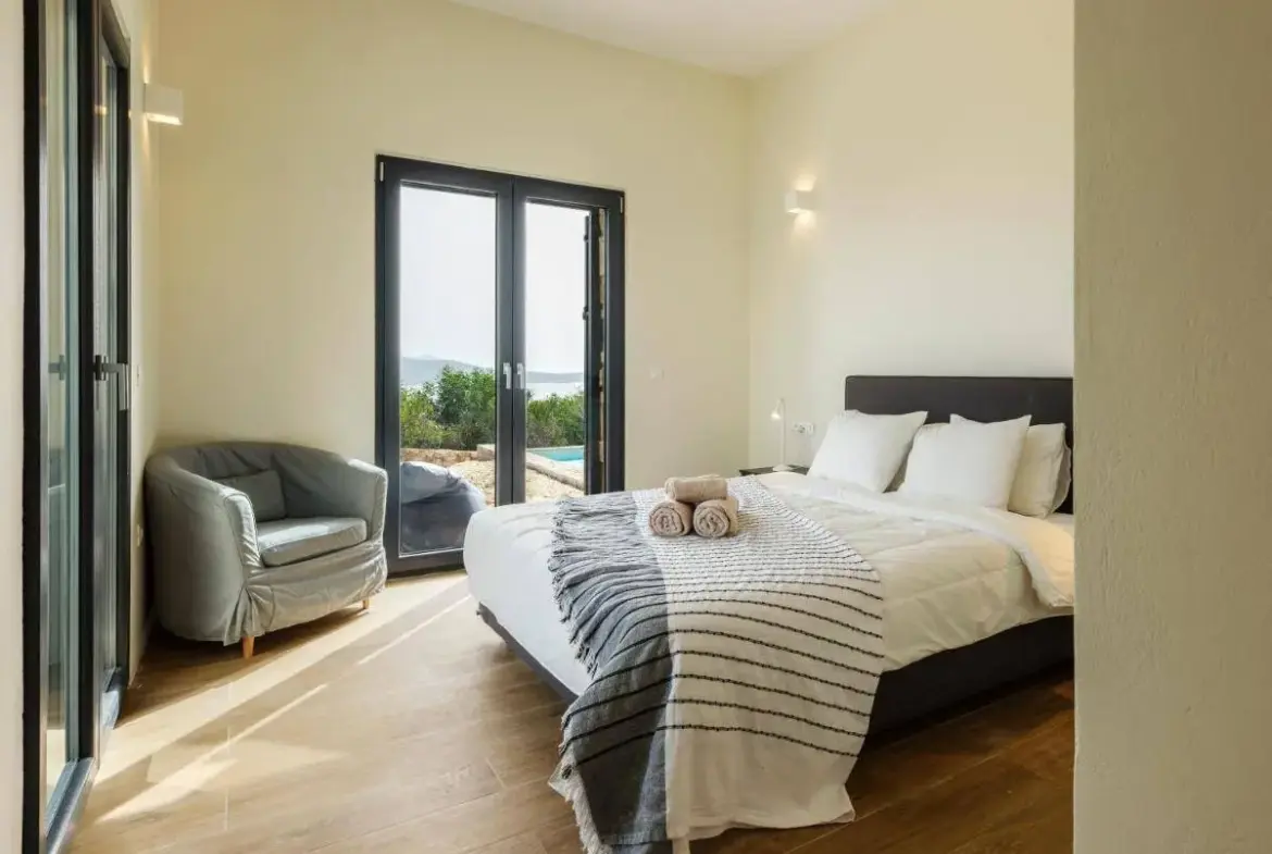 Antiparos exclusive villa with 5 private suites